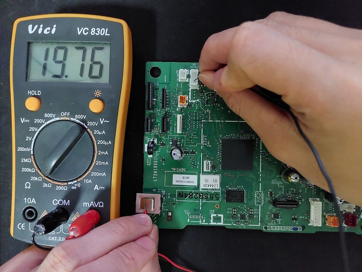 Measuring the voltage on the pin second from bottom yielded the same results as the top pin